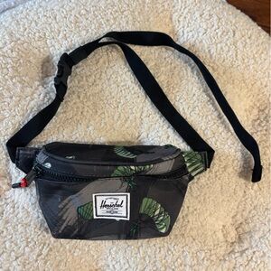 NWOT  Herschel kids fanny pack ARMY MEN PARATROOPER